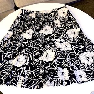 Bay Studio Petite B&W Flower Pattern Size M